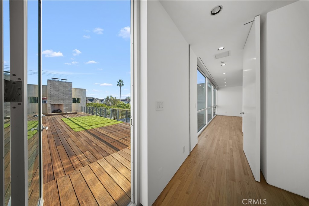519 Santa Ana Avenue Newport Beach, CA 92663 - Photo 20 of 39 a view of a balcony