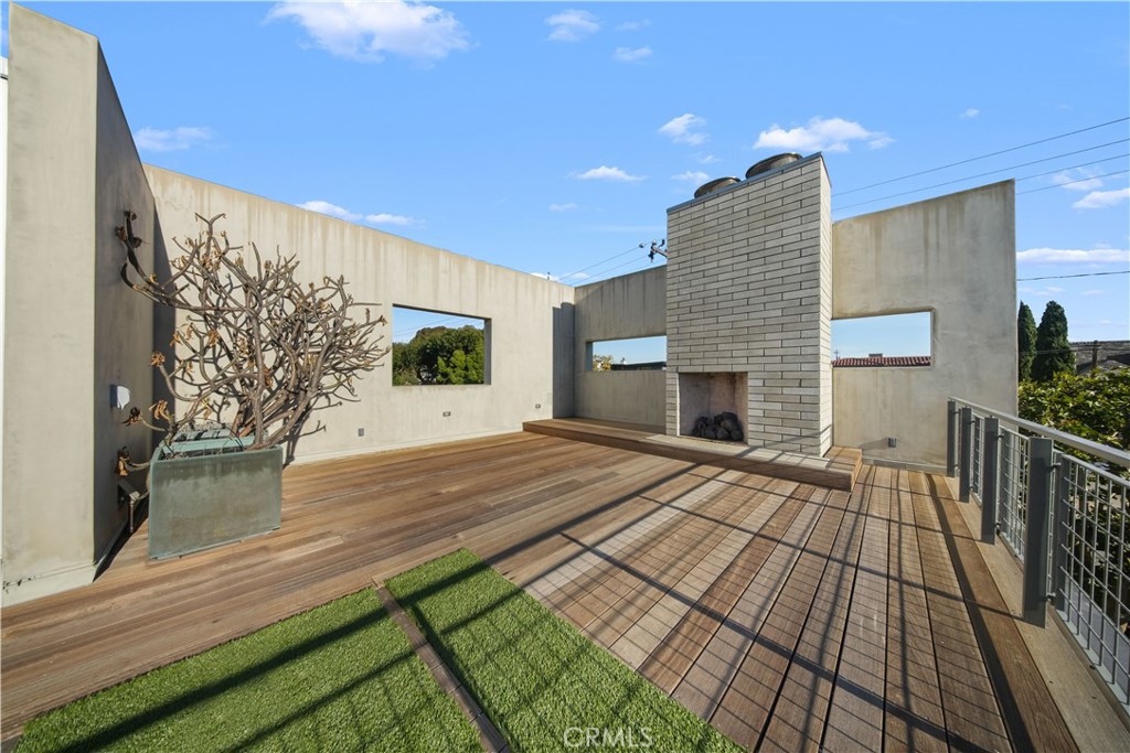 519 Santa Ana Avenue Newport Beach, CA 92663 - Photo 21 of 39 a view of a backyard of the house