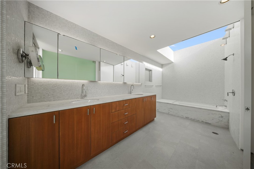 519 Santa Ana Avenue Newport Beach, CA 92663 - Photo 24 of 39 a bathroom with a tub sink and mirror