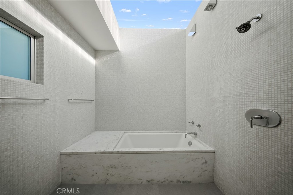 519 Santa Ana Avenue Newport Beach, CA 92663 - Photo 25 of 39 a bathroom with a bathtub