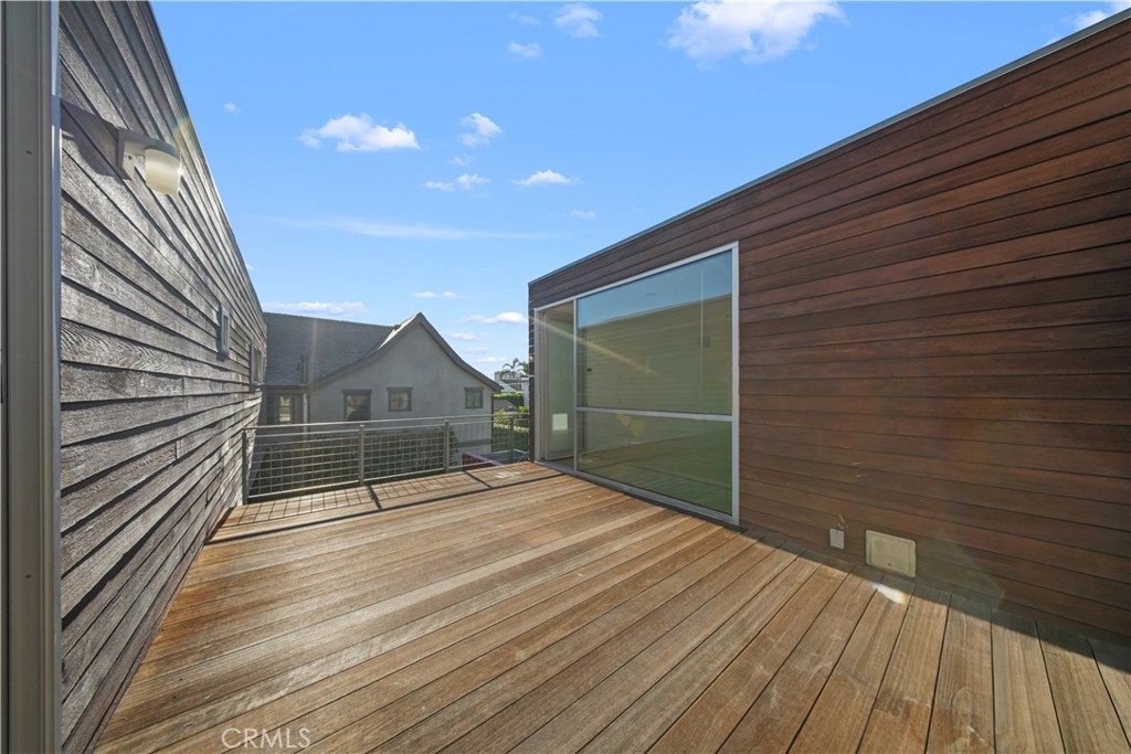 519 Santa Ana Avenue Newport Beach, CA 92663 - Photo 30 of 39 a view of outdoor space and deck