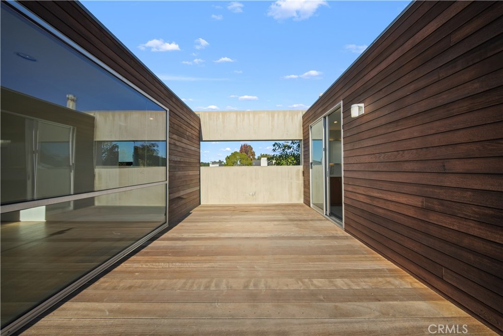 519 Santa Ana Avenue Newport Beach, CA 92663 - Photo 31 of 39 a view of a entryway