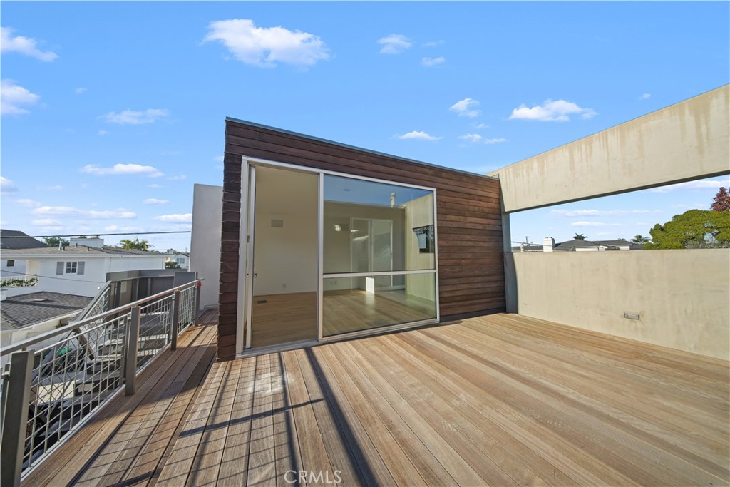 519 Santa Ana Avenue Newport Beach, CA 92663 - Photo 32 of 39 a view of a balcony