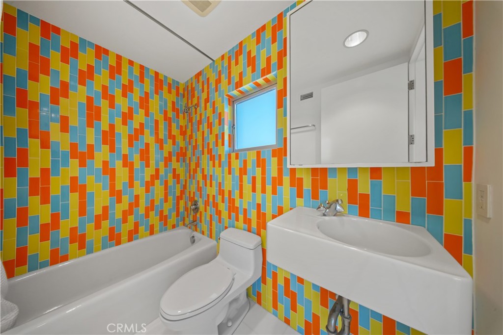 519 Santa Ana Avenue Newport Beach, CA 92663 - Photo 34 of 39 a bathroom with a sink toilet and shower curtain