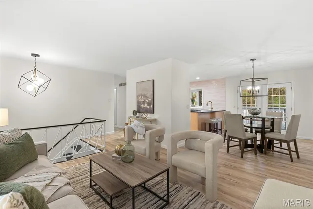 $330,000 | 750 Burwick Terrace, Manchester, MO 63021