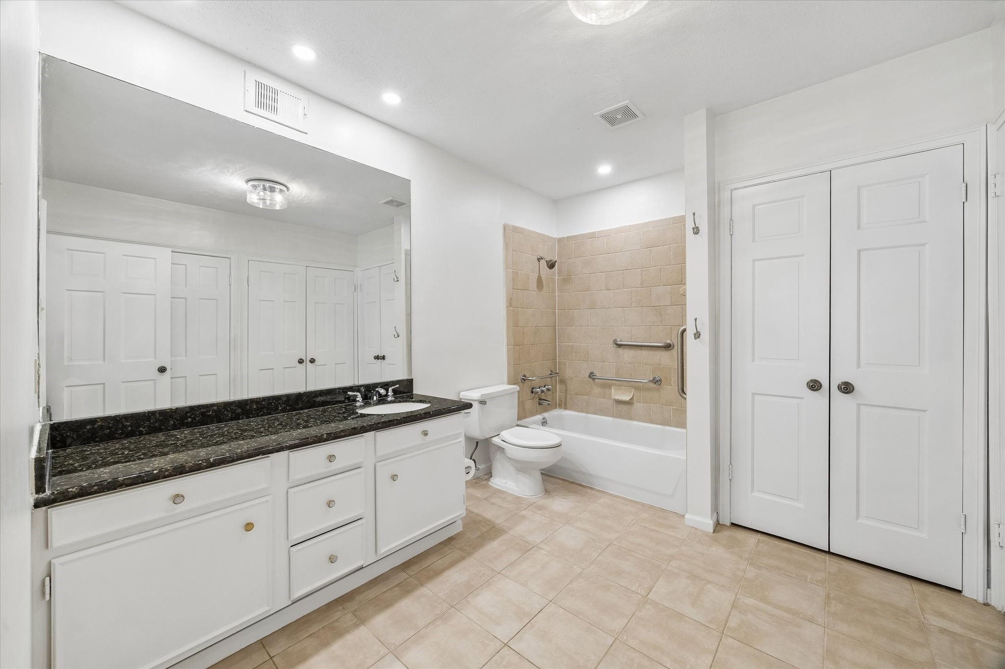 2230 South Piney Point Road, Unit 103 Houston, TX 77063 - Photo 18 of 28 Large Primary Bathroom!