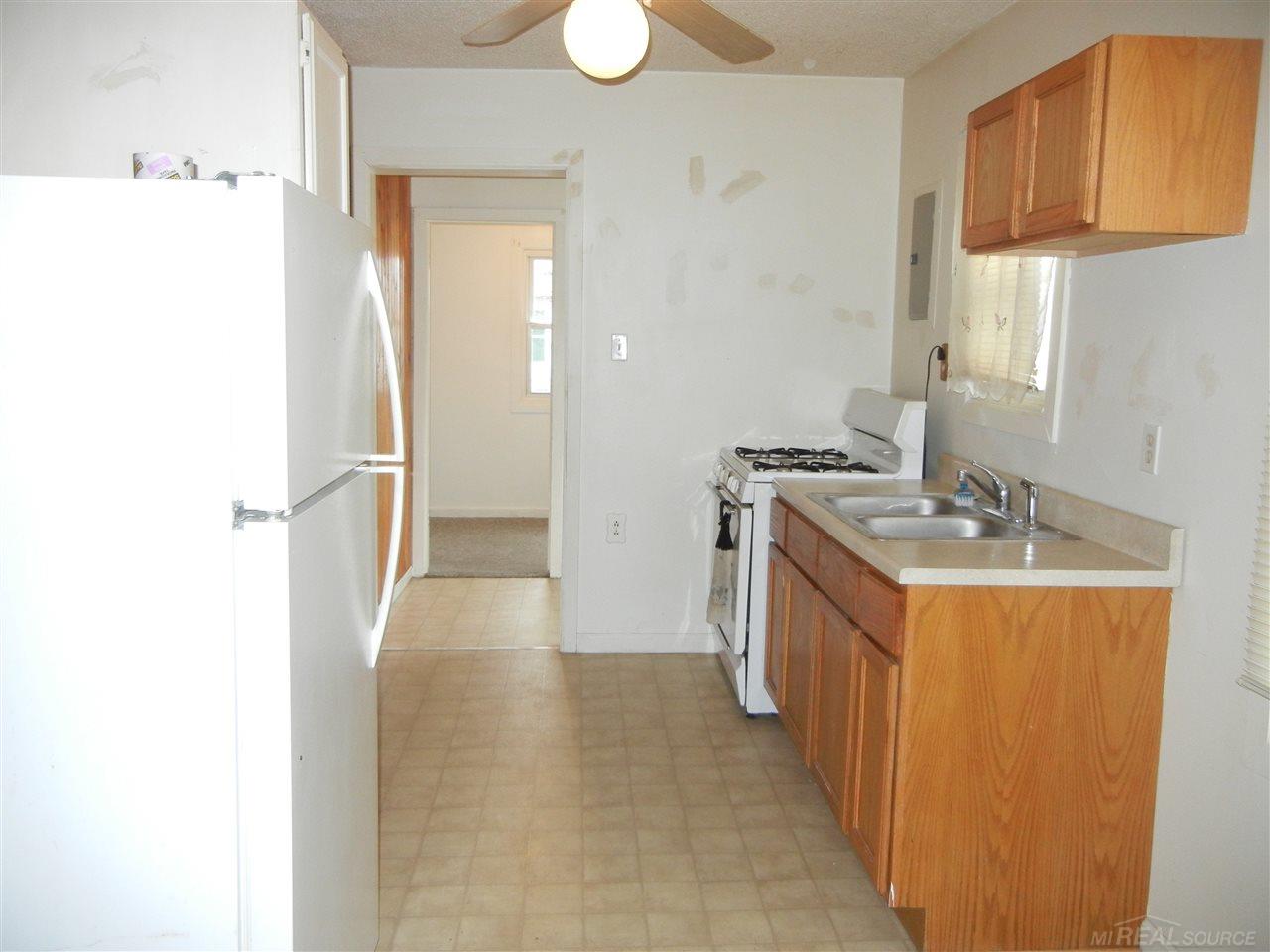 2087 East Judd Road Burton, MI 48529 - Photo 3 of 9 31316014-2.JPG