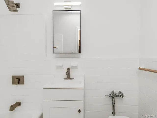 $139,000 | 2165 Matthews Avenue, Unit 4A | Pelham Parkway