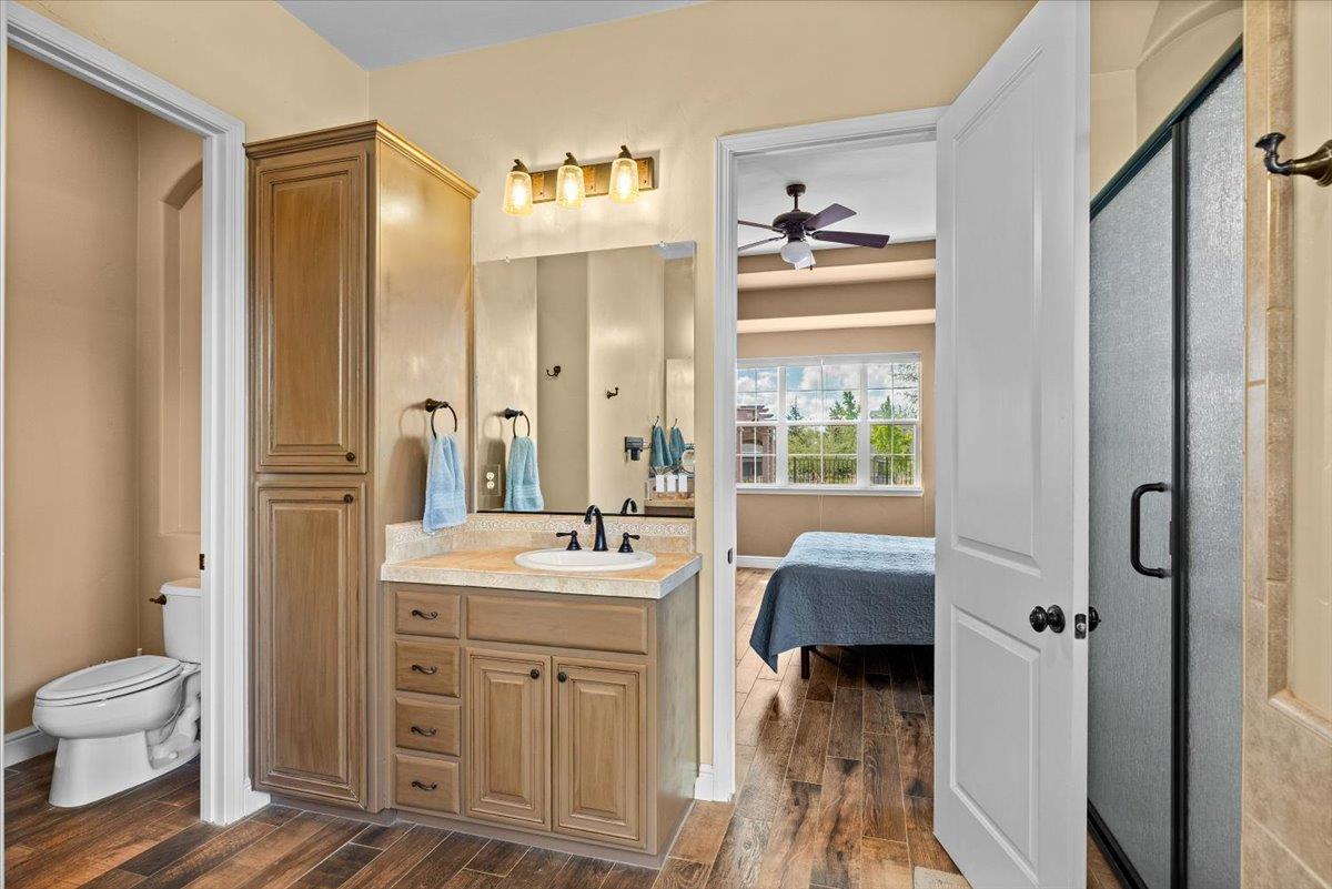 112 Glen View Court Copperopolis, CA 95228 - Photo 31 of 95 Primary bathroom with separate sinks