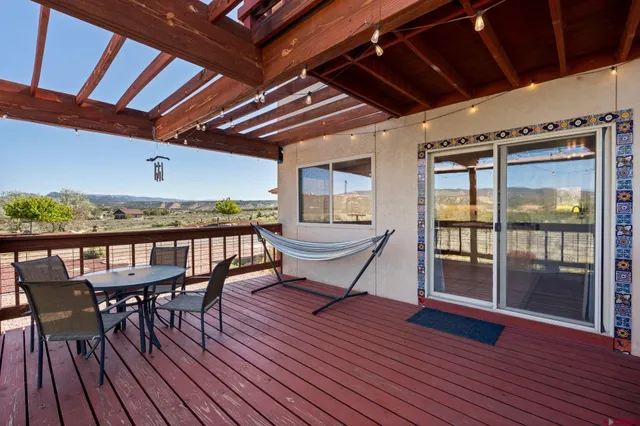 a view of a backyard with pathway