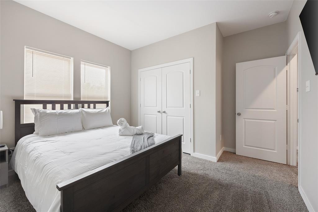 5004 Colonial Avenue Dallas, TX 75215 - Photo 14 of 20 a bedroom with a bed and a window