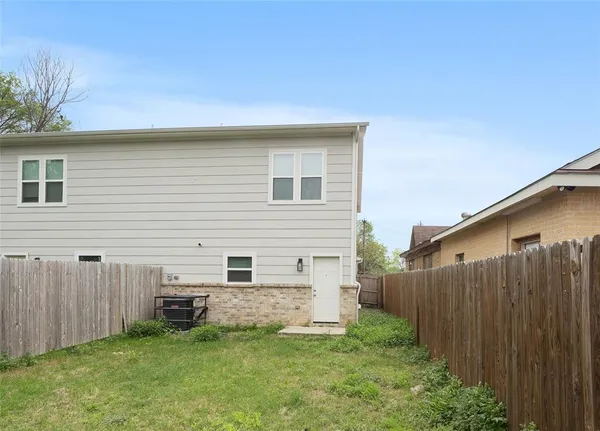 a view of a house with a backyard