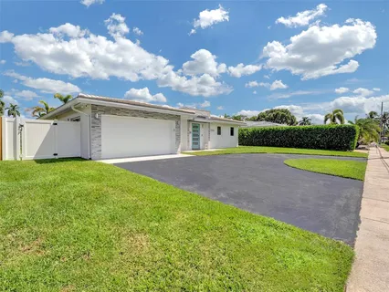 a view of a yard with a house