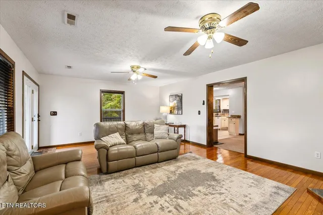 $885,000 | 398 Perry Smith Lane, Caryville, TN 37714