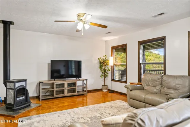 $885,000 | 398 Perry Smith Lane, Caryville, TN 37714