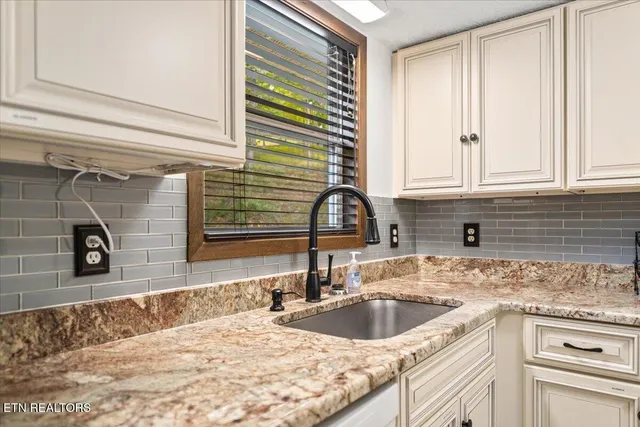 $885,000 | 398 Perry Smith Lane, Caryville, TN 37714