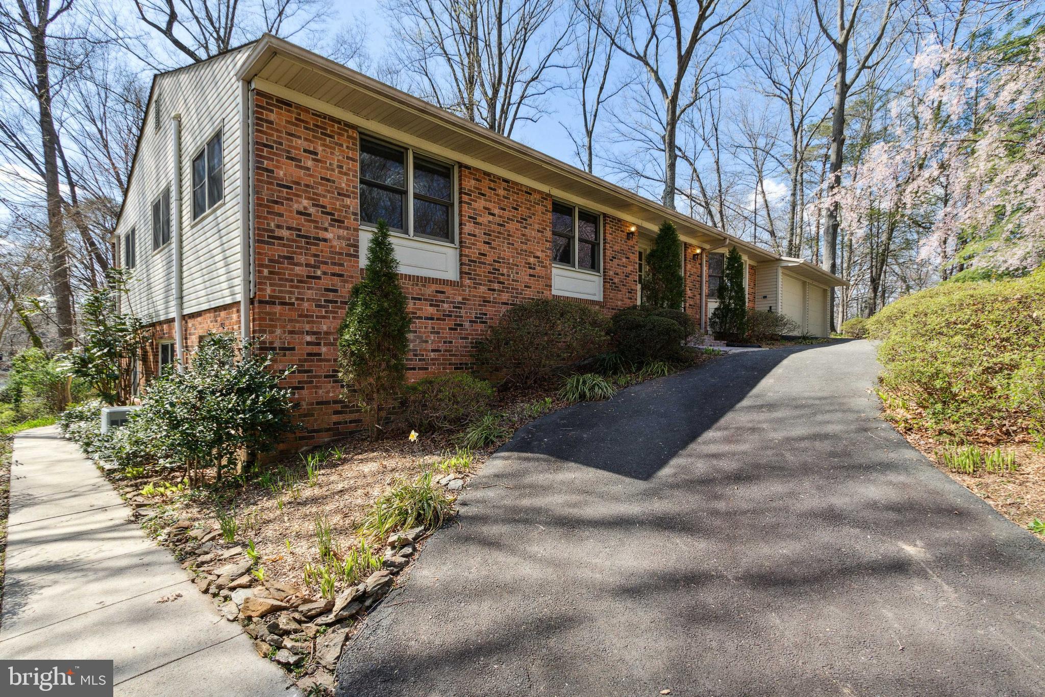 10801 Midsummer Drive Reston, VA 20191 - Photo 4 of 54 Side view