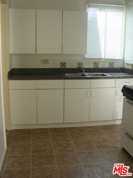 1832 Scott Road Burbank, CA 91504 - Photo 15 of 21 Gallery Image 15