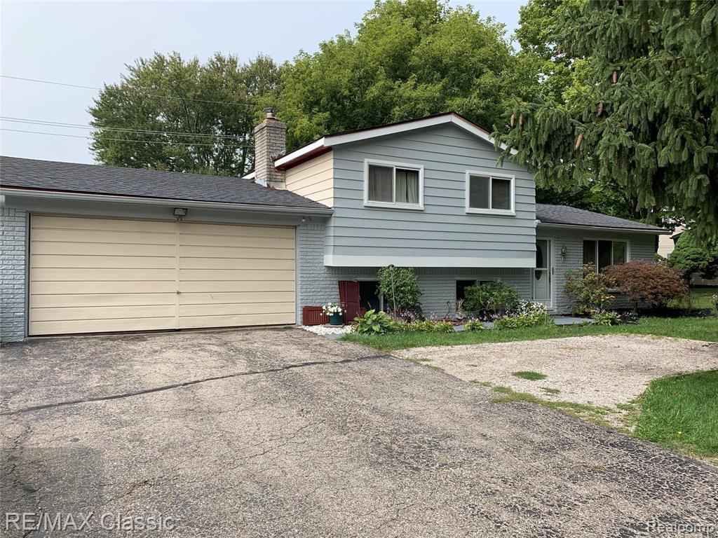 981 North Commerce Road Commerce Township, MI 48382 - Photo 2 of 16