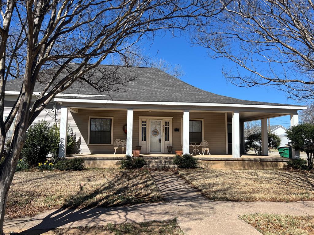 316 East Spring Street Henrietta, TX 76365 - Photo 1 of 28 a view of a house with a patio