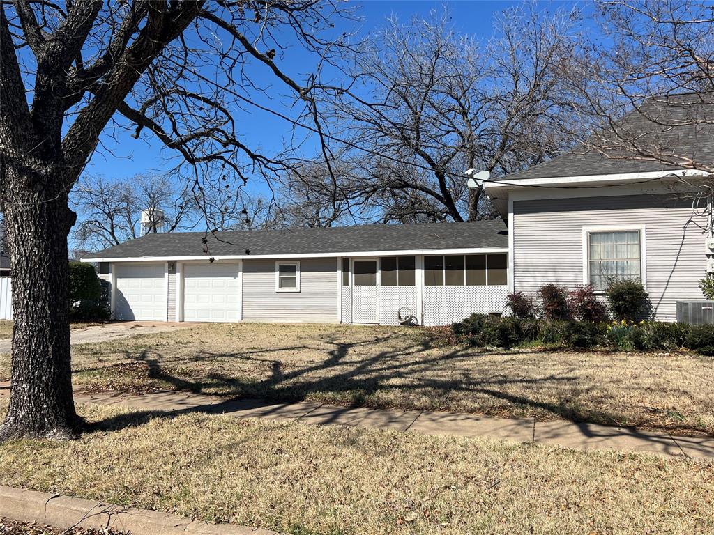 316 East Spring Street Henrietta, TX 76365 - Photo 3 of 28 a view of a house with a snow in the yard