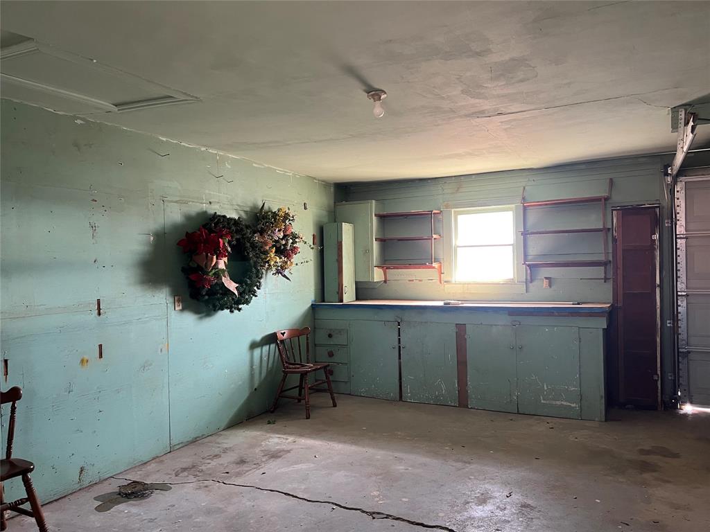 316 East Spring Street Henrietta, TX 76365 - Photo 8 of 28 a room with window and furniture