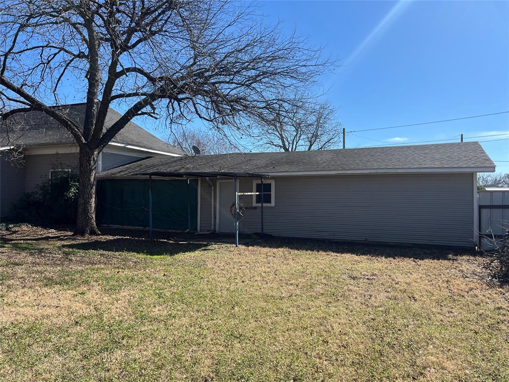 316 East Spring Street Henrietta, TX 76365 - Photo 10 of 28 a view of garage