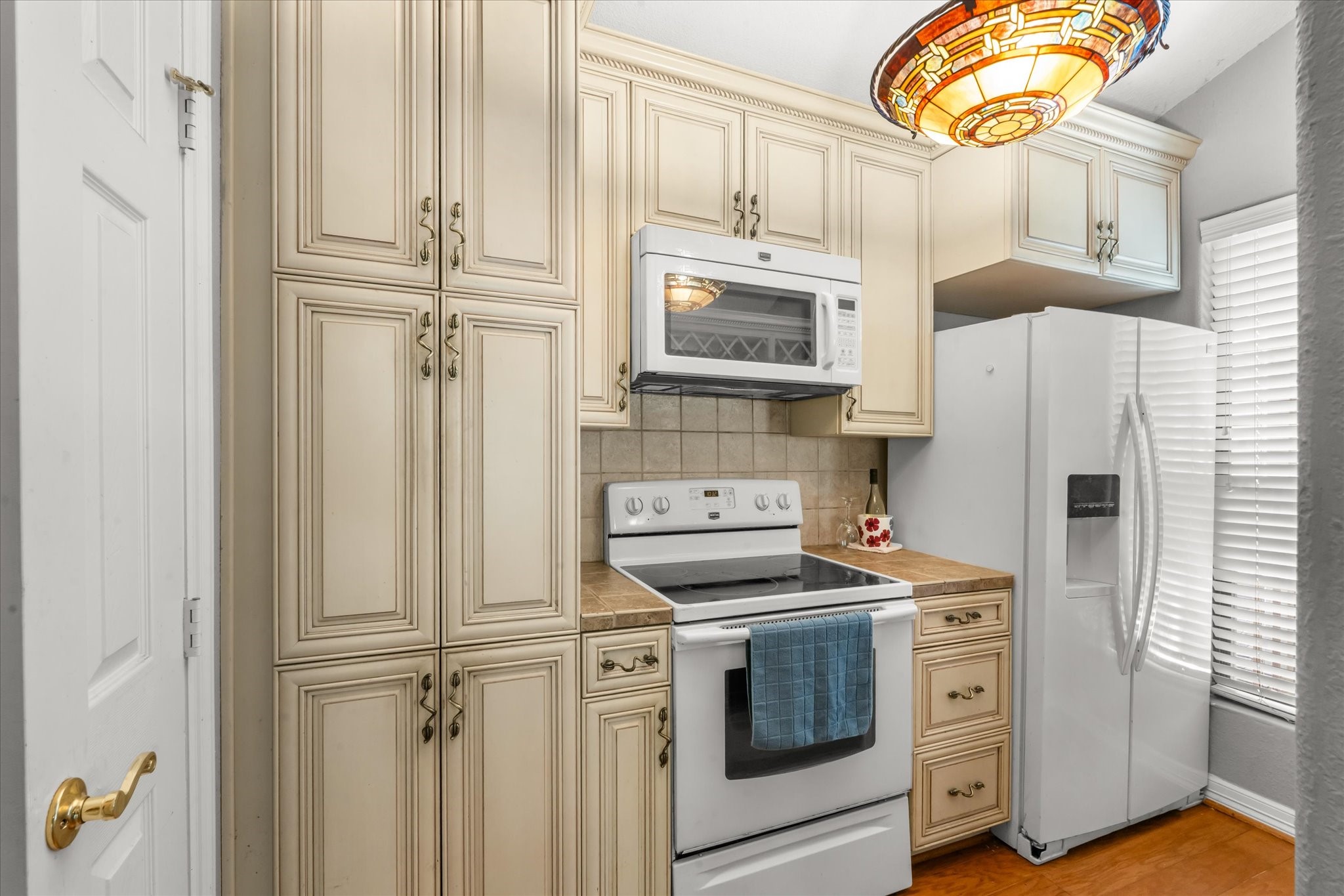 3500 Tangle Brush Drive, Unit 144 Spring, TX 77381 - Photo 6 of 14 Soft closing custom drawers, refrigerator/microwave and with a stained glass fixture.