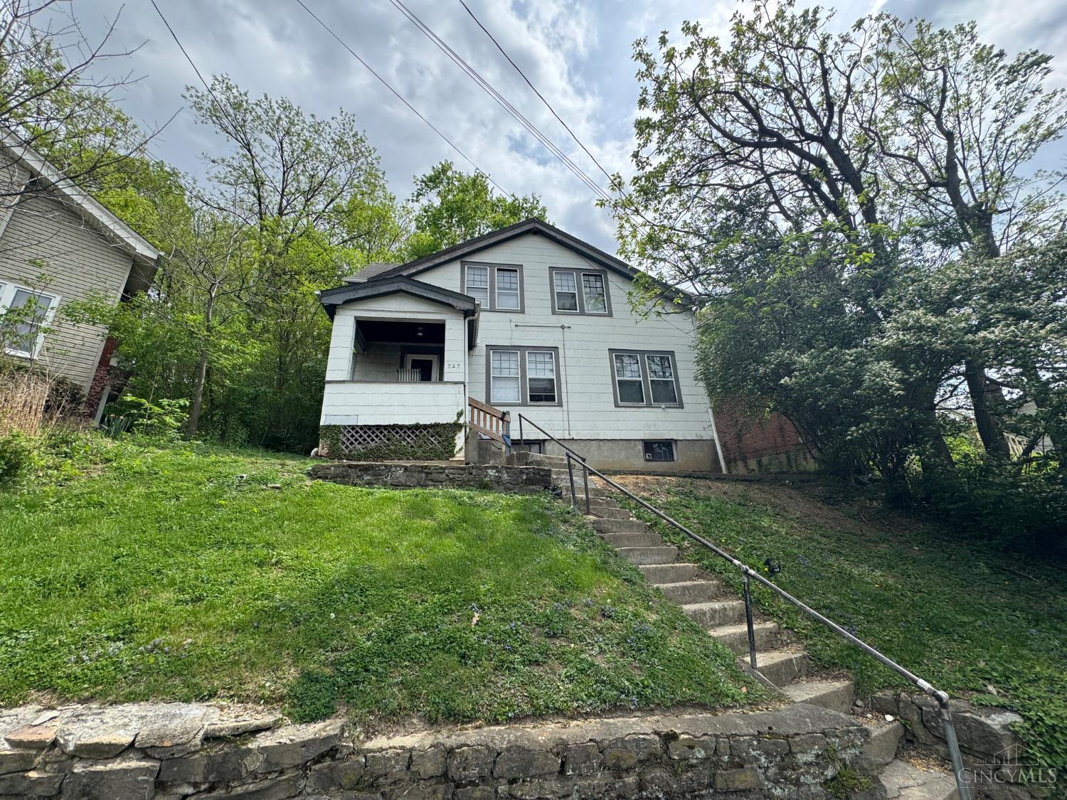 727 Riddle Road Cincinnati, OH 45220 - Photo 2 of 15