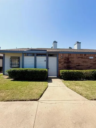 $1,350 | 606 Bellaire Drive, Unit A, Hurst, TX 76053