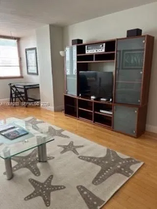 $3,000 | 5005 Collins Avenue, Unit 423, Miami Beach, FL 33140