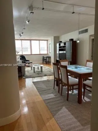 $3,000 | 5005 Collins Avenue, Unit 423, Miami Beach, FL 33140