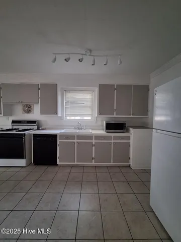 $1,950 | 1613 Longwood Drive, Greenville, NC 27858