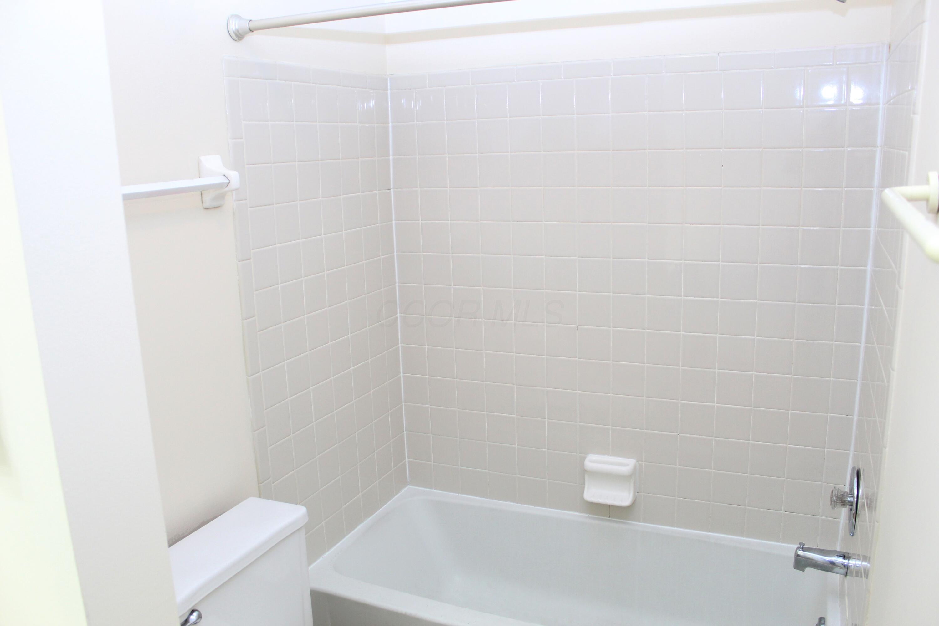 2241 Hedgerow Road, Unit 2241D Columbus, OH 43220 - Photo 10 of 21 2241 Bath 2