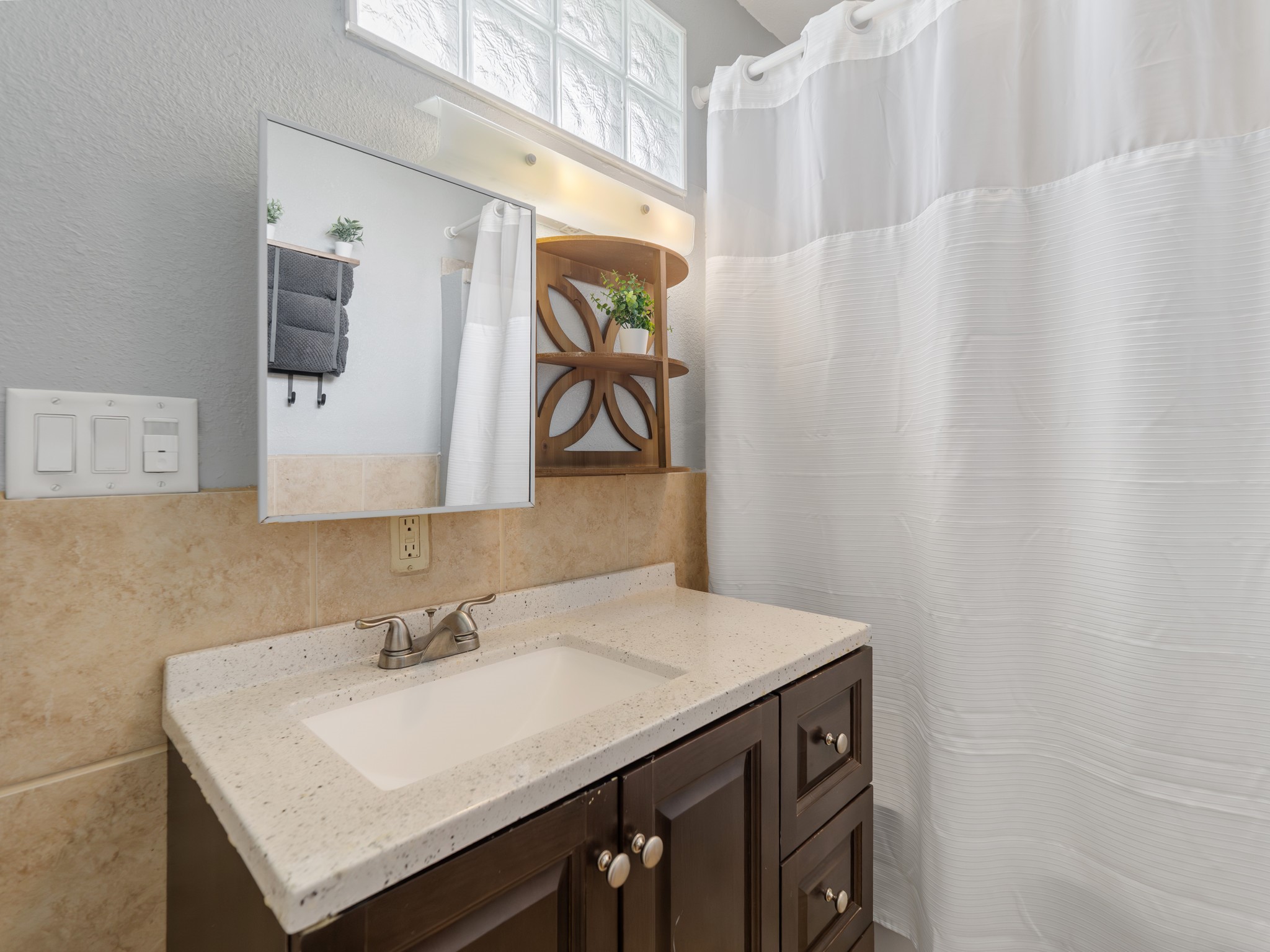 11301 South FM 441 Road El Campo, TX 77437 - Photo 24 of 32 Beautiful guest house bath features gleaming granite and tile surround tub/shower combo.