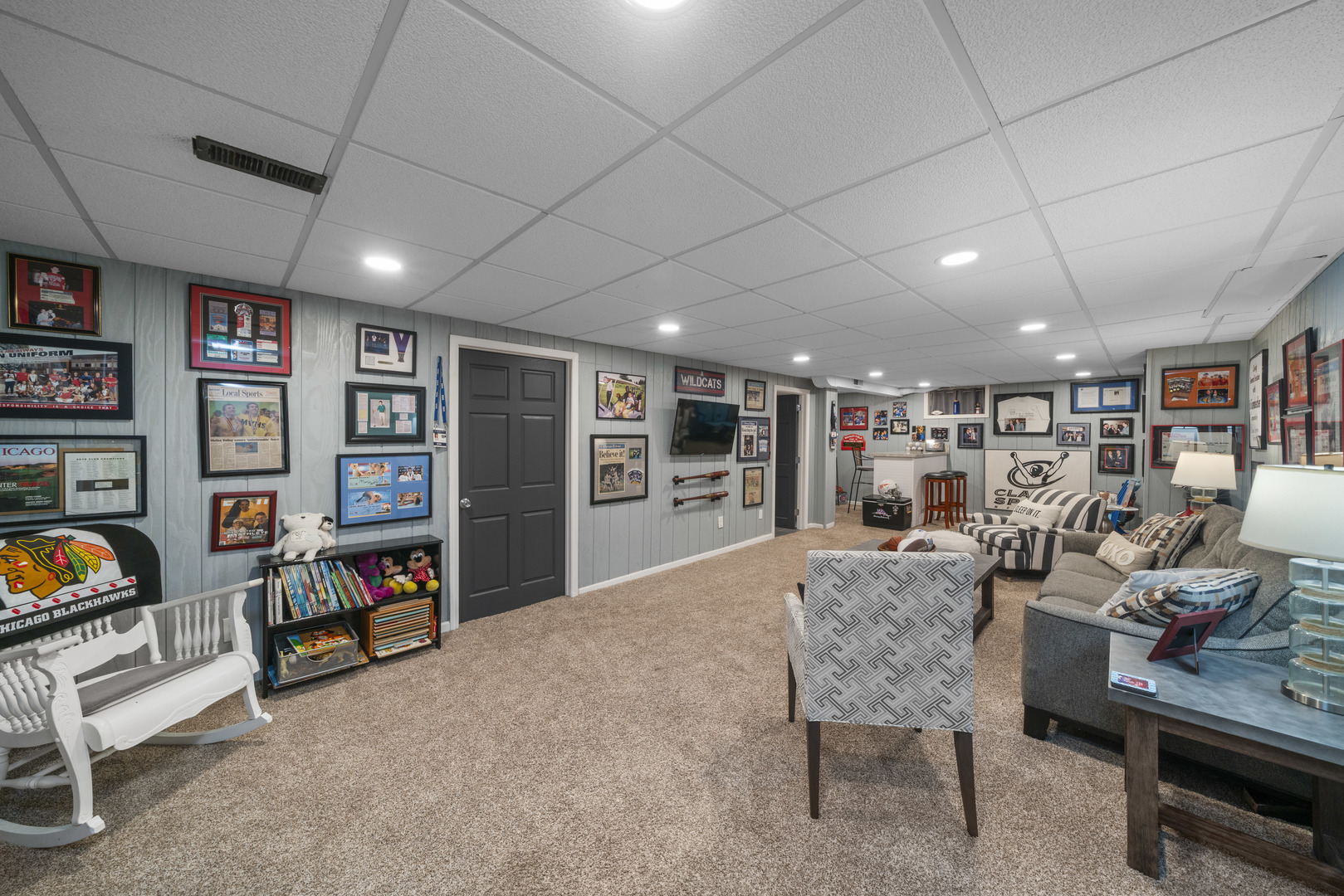 66 Winthrop New Road Sugar Grove, IL 60554 - Photo 22 of 39 a livingroom with furniture and a book shelf