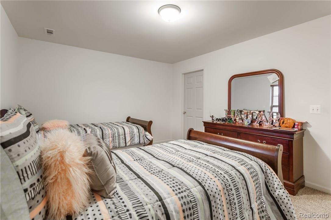 11874 Farmington Road Livonia, MI 48150 - Photo 18 of 20 IMG_4250.jpg