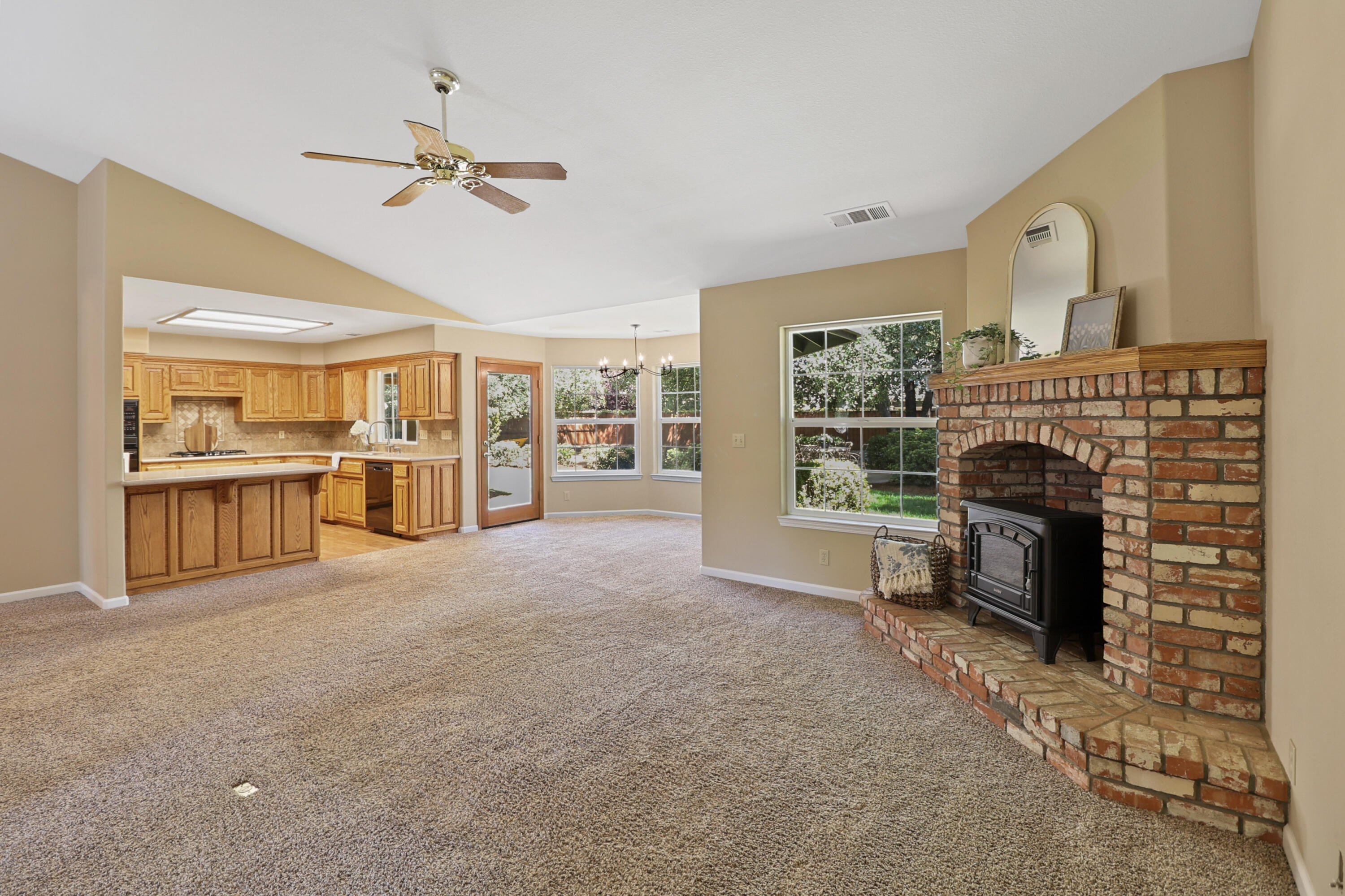 4420 Brittany Drive Redding, CA 96002 - Photo 8 of 31 IMG_1002