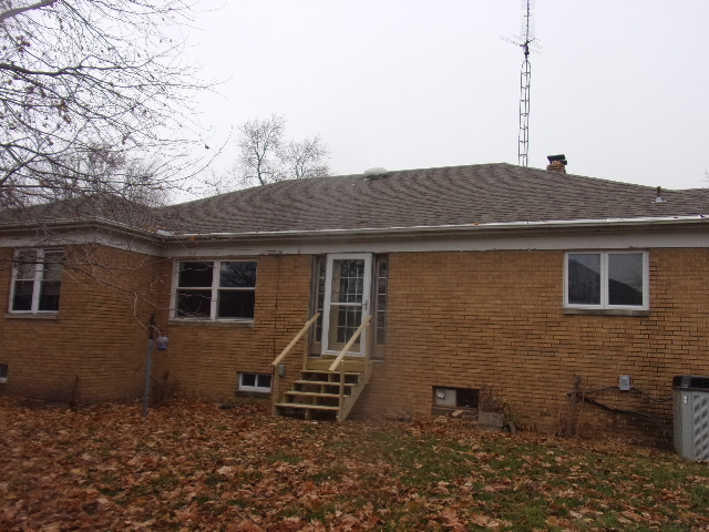 102 West Center Street Le Roy, IL 61752 - Photo 2 of 11 a backyard of a house with table and chairs