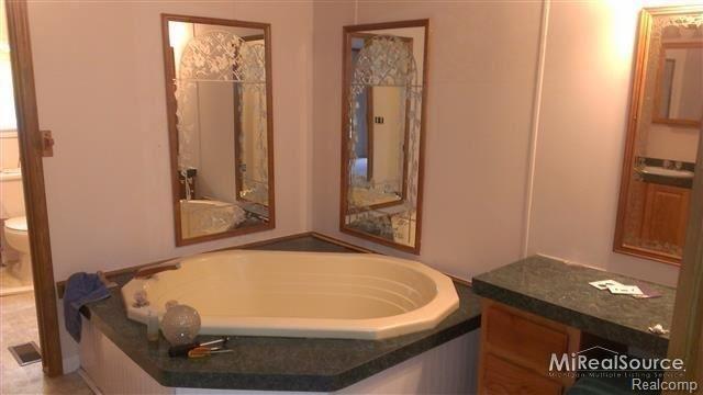 10180 Meskill Road Columbus, MI 48063 - Photo 12 of 19 Jacuzzi tub, sitting area, walk in closet!