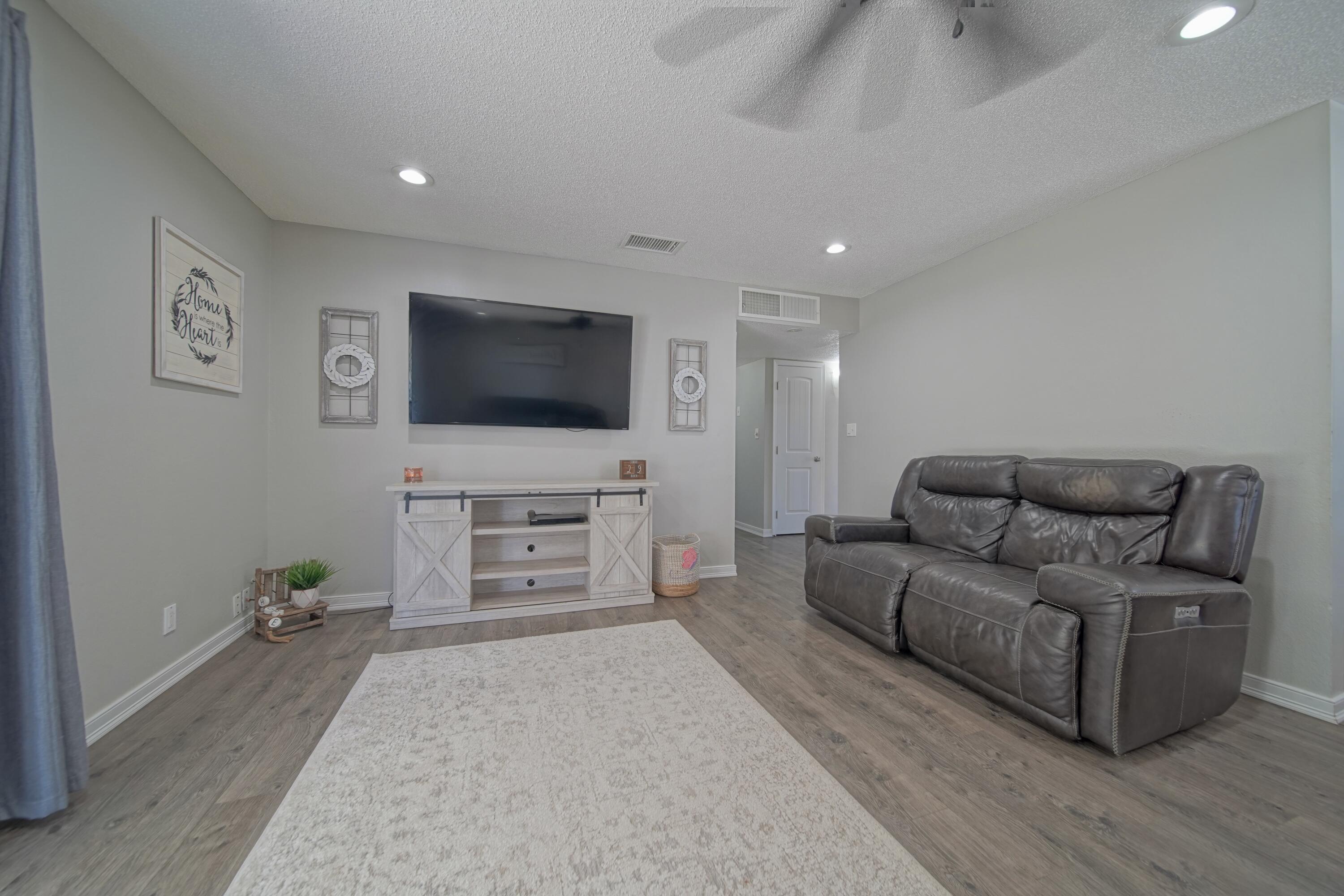113 Bryant Court Exeter, CA 93221 - Photo 23 of 41 Living room