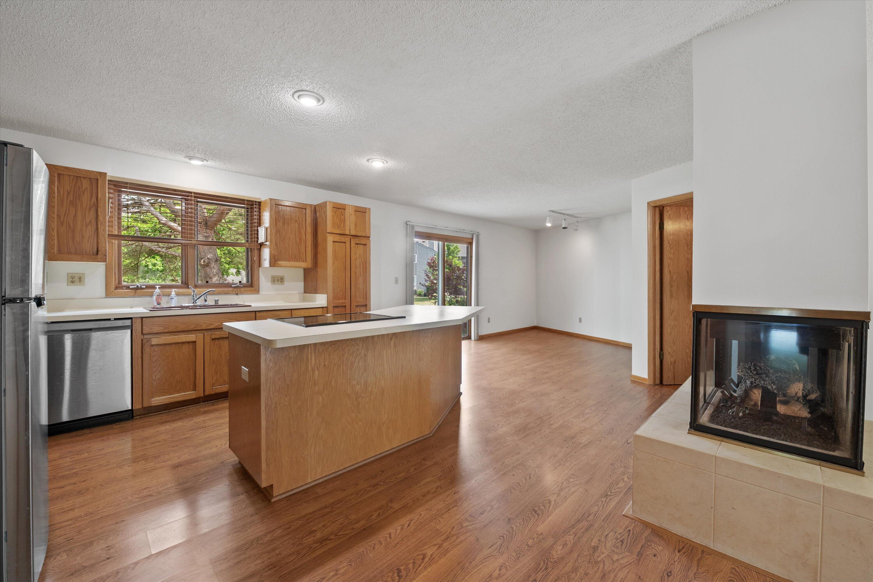 15661 West Ridge Road New Berlin, WI 53151 - Photo 5 of 32 09-DSC1186