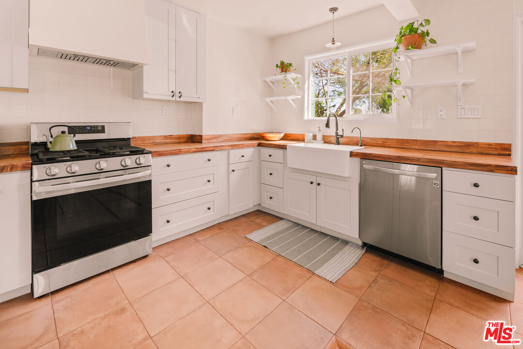 592 Figueroa Drive Altadena, CA 91001 - Photo 8 of 19 a kitchen with cabinets and appliances