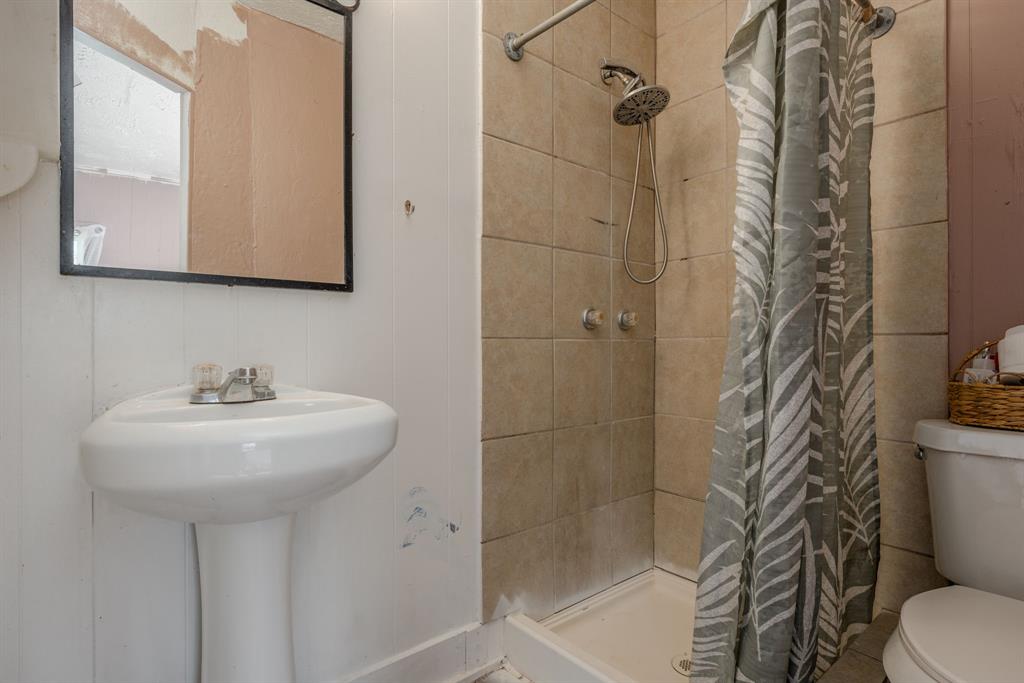 514 Pierce Street Denton, TX 76201 - Photo 12 of 18 a bathroom with a sink toilet and shower