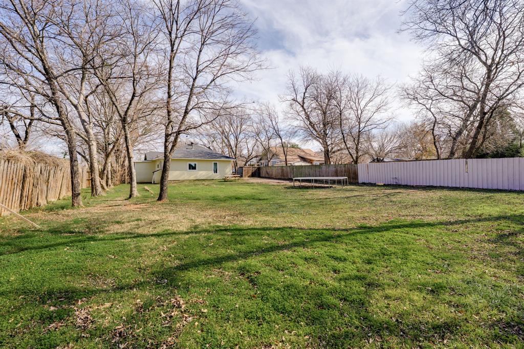 514 Pierce Street Denton, TX 76201 - Photo 17 of 18 a view of a volley ball court