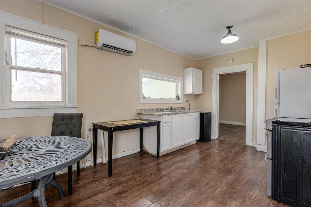 514 Pierce Street Denton, TX 76201 - Photo 7 of 18 a kitchen with a table and chairs in it