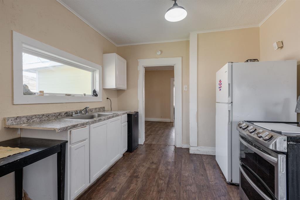 514 Pierce Street Denton, TX 76201 - Photo 8 of 18 a kitchen with a sink stove and refrigerator