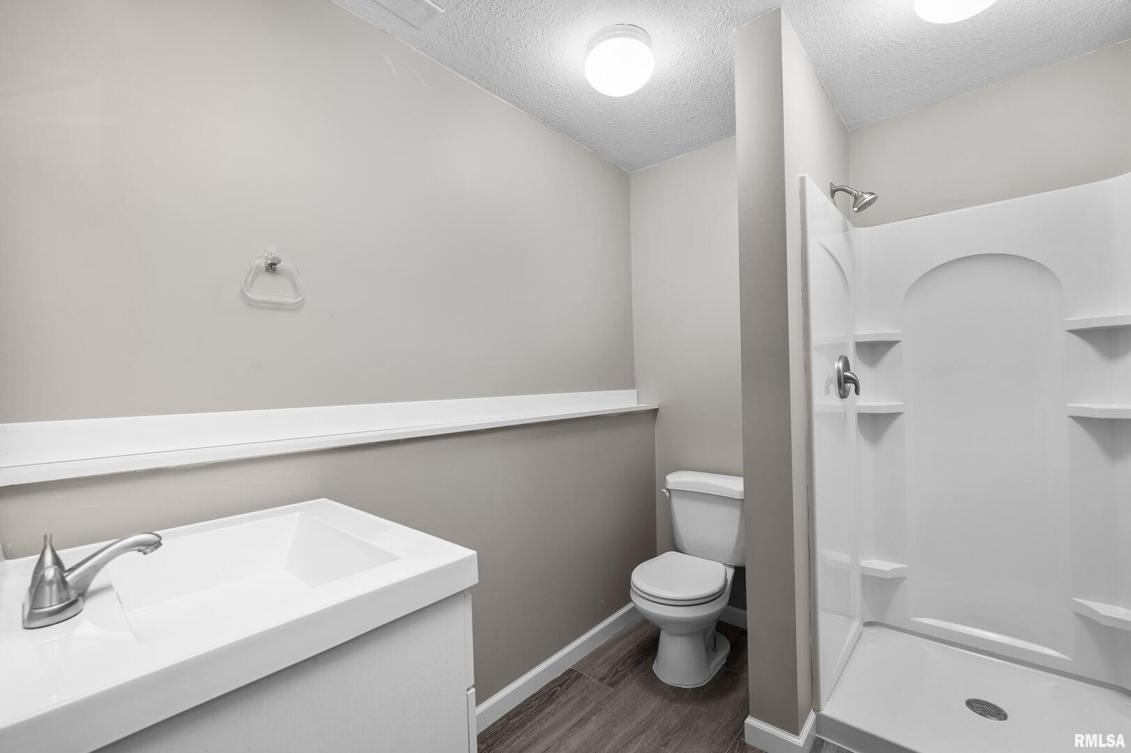 916 Ash Drive Colona, IL 61241 - Photo 27 of 38 a bathroom with a toilet a sink and a bathtub