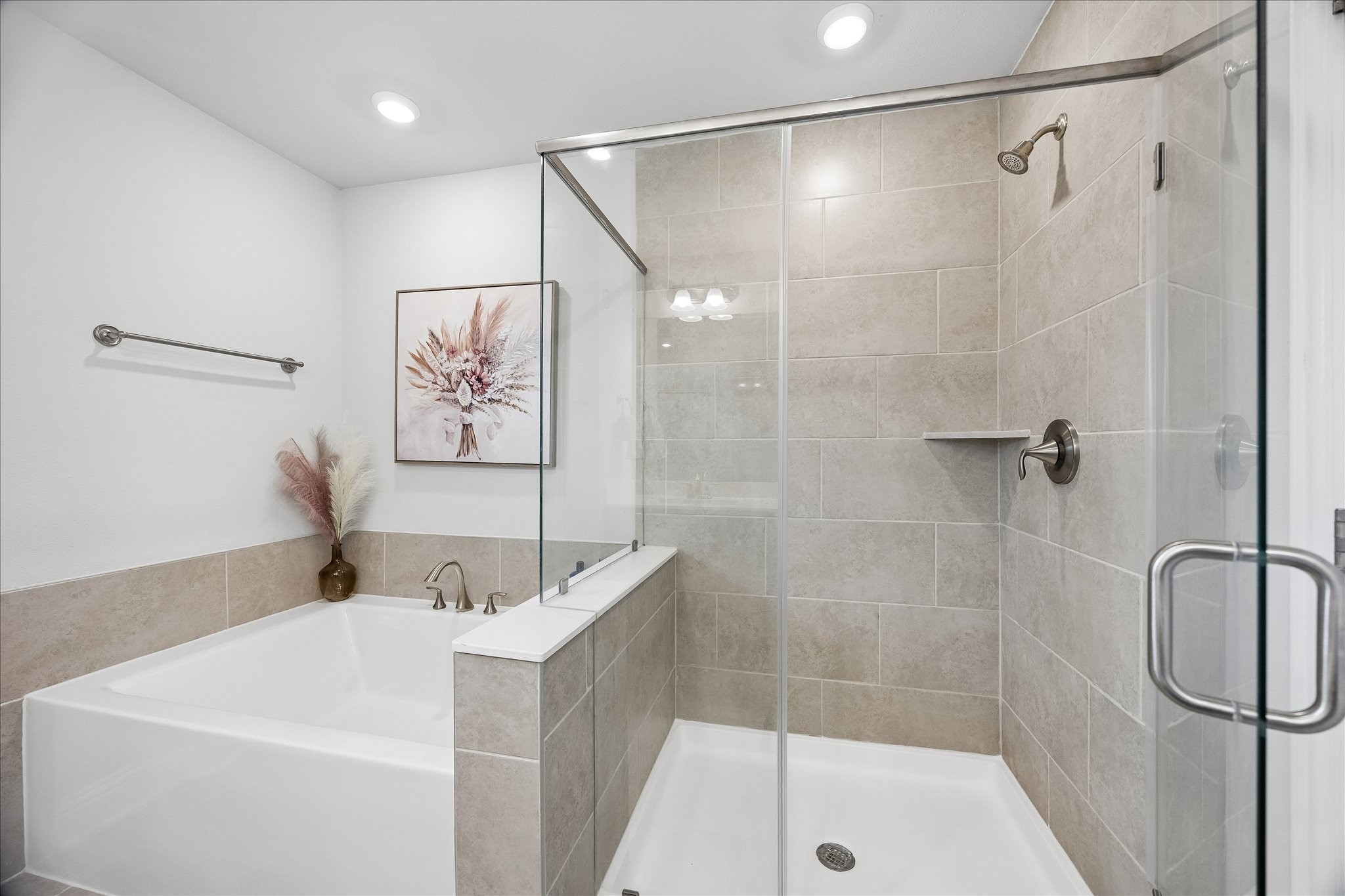 10227 Whitney Reach Drive Rosharon, TX 77583 - Photo 21 of 28 Soaking tub and shower in primary bathroom.