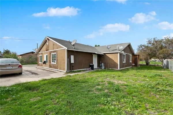 a view of a yard in front of house